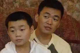 离婚四年，王宝强陪儿子学习，马蓉却带着女儿直播图片
