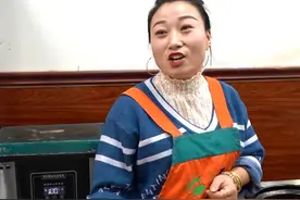 徐州90后美厨娘炒鸡有绝活，每锅都飞两圈，看到网友评论笑出猪声图片
