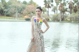 54岁李若彤室外穿吊带，秀小蛮腰锁骨太优越，网友：姑姑不冷吗图片