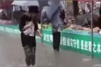 突降暴雨，女子脑洞大开从菜市场“遛”鱼回家，走红网络！哈哈哈……图片