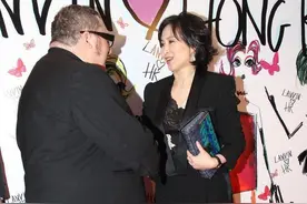 赌王接班人何超琼太飒，穿西装酷似女强人，内搭蕾丝衫彰显个性图片