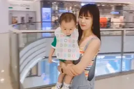 “最年轻姥姥”走红网络，抱外孙逛街犹如母子，网友：羡慕姥爷图片