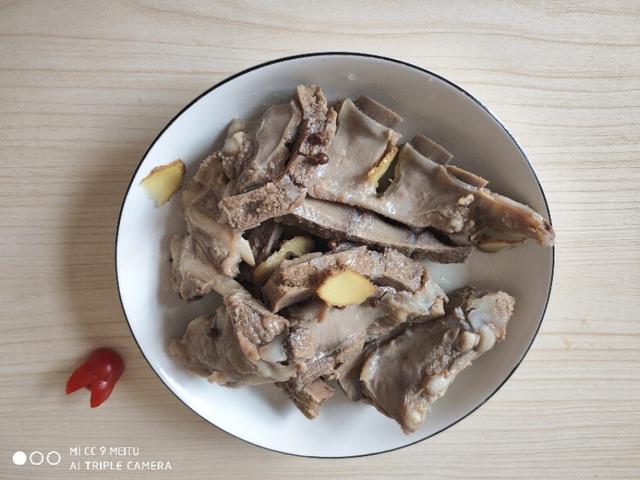 冷冻羊小排骨二斤不到30元，这么便宜膻味很浓，炖炖鲜美好香