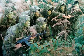 56冲枪声太大！我国推出85微冲：老山前线摸哨捕俘，越军毫无反应图片