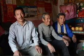 河南94岁老人一家住山顶，50年开垦30亩荒地，收集雨水够用一年图片