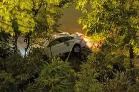 凌晨！广西一白色轿车撞断2处护栏冲向夜钓者，坠落桥底图片