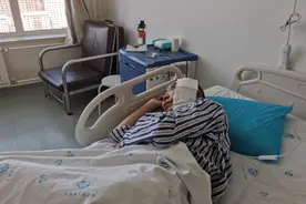 一个月前，四川一男子被棕熊咬伤后紧急送到青海...图片