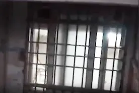 粗心奶奶取快递1岁孙子被锁家中 消防叔叔切开卫生间防盗窗解救视频封面