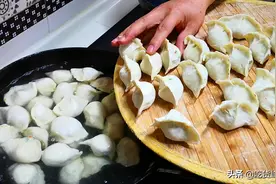 调肉馅，切记别加料酒去腥，牢记“盐水油”口诀，鲜美多汁不油腻图片