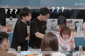 心动的信号4：男4表现欲太强，素质堪忧，居然坐在桌子上吃饭图片