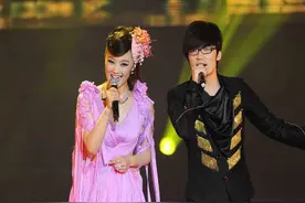 玖月奇迹王小玮和新男搭档配合演出，原来老公王小海疑似离婚视频封面