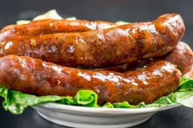 灌香肠时，别直接挂在太阳底下晒，牢记4个诀窍，香肠又香又入味图片