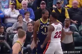 回顾NBA名场面：沃伦中指对飙巴特勒飞吻图片