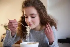 经常吃面条对身体有影响吗？别忘了告诉你父母图片