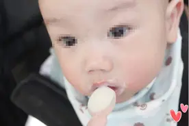八个月宝宝还只喂米粉？小心学不会吞咽和咀嚼，辅食到底怎么吃？图片