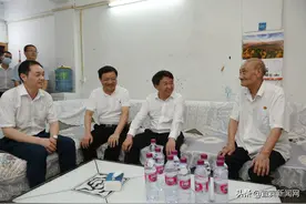 省委常委、常务副省长罗文来宜看望慰问困难老党员图片