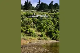 黑老大金盆洗手在这片山林中自建安全屋，安保系统让人汗颜图片