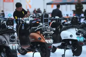 买电动车和摩托车，哪个更省钱、更实用？网友看完后：准备换车了图片