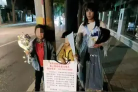 深夜，男子穿裙子在济南街头卖花图片