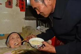 “太折腾人了”60岁女儿怒训80岁老母，退休老人新型压力来了图片