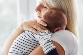 家长抱孩子可有讲究，不想孩子驼背、高低肩，可要好好学习一下图片