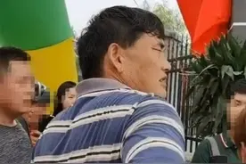 大衣哥商演不被尊重，受冷落独自站台下，被惹急一言不发扭头就走图片