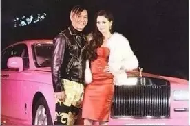 中国拥有劳斯莱斯最多的人，一次性买30辆，老婆嫩的出捏出水图片