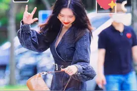 李宣美私服照，用腰带拉高腰线的牛仔裙，搭配厚底靴凸显长腿优势图片