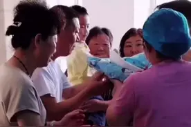 二胎生了个孙女，产房外爷爷奶奶的表现火了，网友：我承认我酸了图片