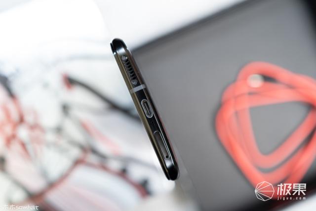 红魔5G暴走开黑，144Hz刷新率爽飞！除了打游戏它还有狠招～