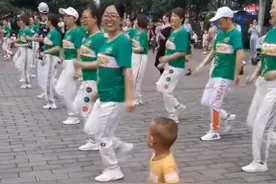 湖北一3岁萌娃舞技超群，成为广场上最靓的崽，网友：奶奶带大的图片