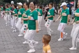湖北一3岁萌娃舞技超群，成为广场上最靓的崽，网友：奶奶带大的图片