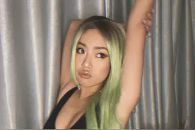 王菊换绿发造型，欧美风装扮美艳秀身材图片