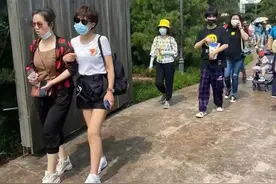 大张伟携妻子出游！他手捧爆米花超受宠，妻子体重直逼180似路人图片