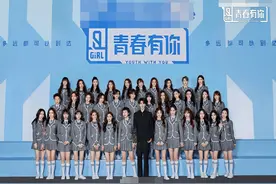 青2：35强毕业合照曝光，蔡徐坤像个巨人，173cm金子涵足足矮一头图片