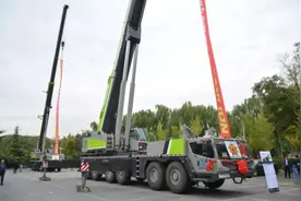 中联网红400吨极光绿吊车，成为国庆阅兵专用保障车图片