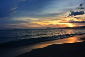 三亚湾椰梦长廊是环三亚湾修建的一条著名的海滨风景大道图片