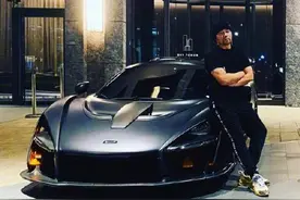 周杰伦ins分享了与爱车的合影，并且配文下礼拜有新歌听了图片