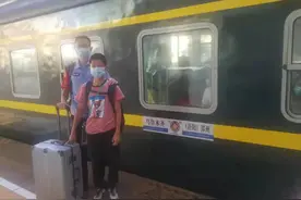 14岁少年独自坐火车去乌鲁木齐，暖心铁警“管吃管喝”3000公里一路护送图片