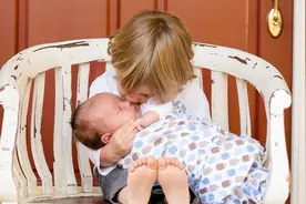 不知道如何培养孩子良好的礼仪，看看法国家庭，会有启示图片