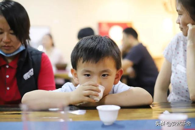 今大福德福品鉴会在“茶饰界”成功举办，班章古树霸气之韵令人倾倒