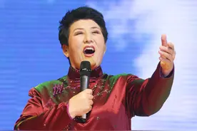 德德玛再婚，两个儿子排斥继父，她将3个男人润滑成亲生父子图片