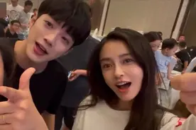 32岁baby素颜现身好友婚礼！与19岁男星亲密互动，不见老公黄晓明图片