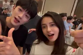 32岁baby素颜现身好友婚礼！与19岁男星亲密互动，不见老公黄晓明图片