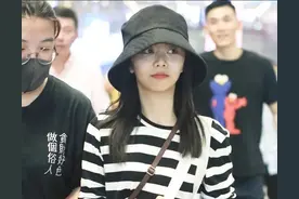 谭松韵真的不是00后？穿条纹T恤配半身裙走机场，嫩得像个高中生图片