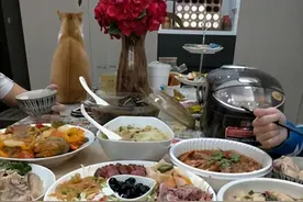 猫咪没有吃到年夜饭，气得背对大家，蹲餐桌上当一个“炸毛花瓶”图片