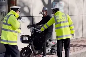 山西一男子遇交警查电动车头盔！男子“急中生智”戴铁锅糊弄被抓图片