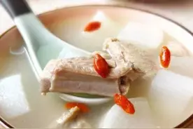 炖排骨，有人焯水，有人直接下锅炖？其实都不对，教你正确做法图片