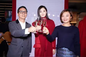 蒋欣穿红色大衣好美艳，微胖女生也能美美哒图片