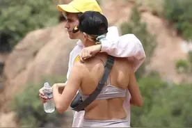 海莉穿露脐衬衣秀小蛮腰，陪比伯锻炼破除变胖传闻，一周大变样图片